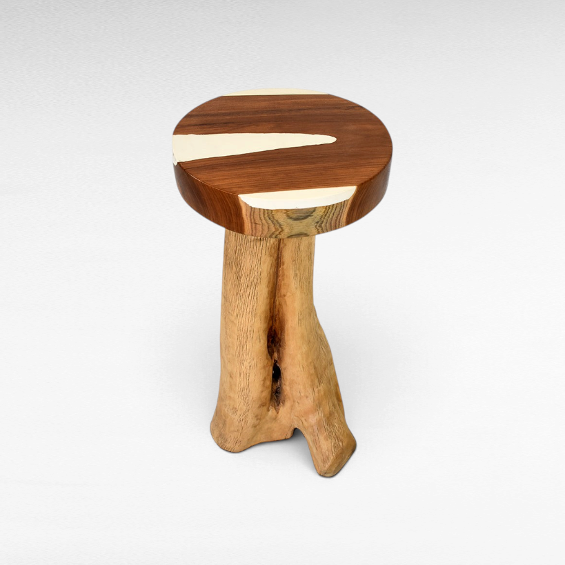 Χειροποίητο σκαμπό μπαρ Chora Barefoot Luxury Living από ξύλο teak με εντυπωσιακή λευκή ρητίνη στο κάθισμα.