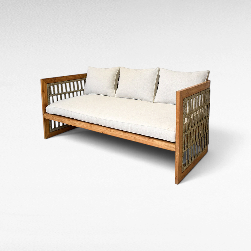 Καναπές Chora Barefoot Luxury Living από ξύλο τικ με γκρι σχοινί και λευκά μαξιλάρια σε μοντέρνο σχεδιασμό