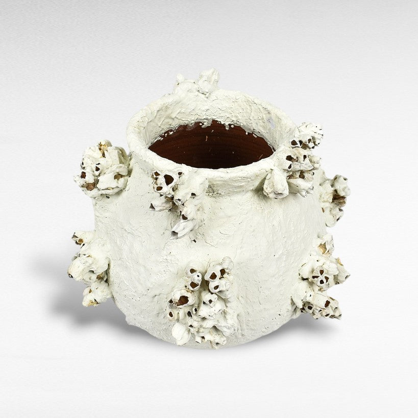 TERRACOTTA WHITE VASE WITH CORALS W40 |D40 |H30 CM