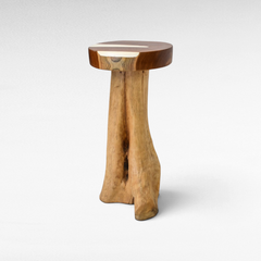 Χειροποίητο σκαμπό μπαρ Chora Barefoot Luxury Living από ξύλο teak με διακοσμητική λευκή ρητίνη στο κάθισμα.