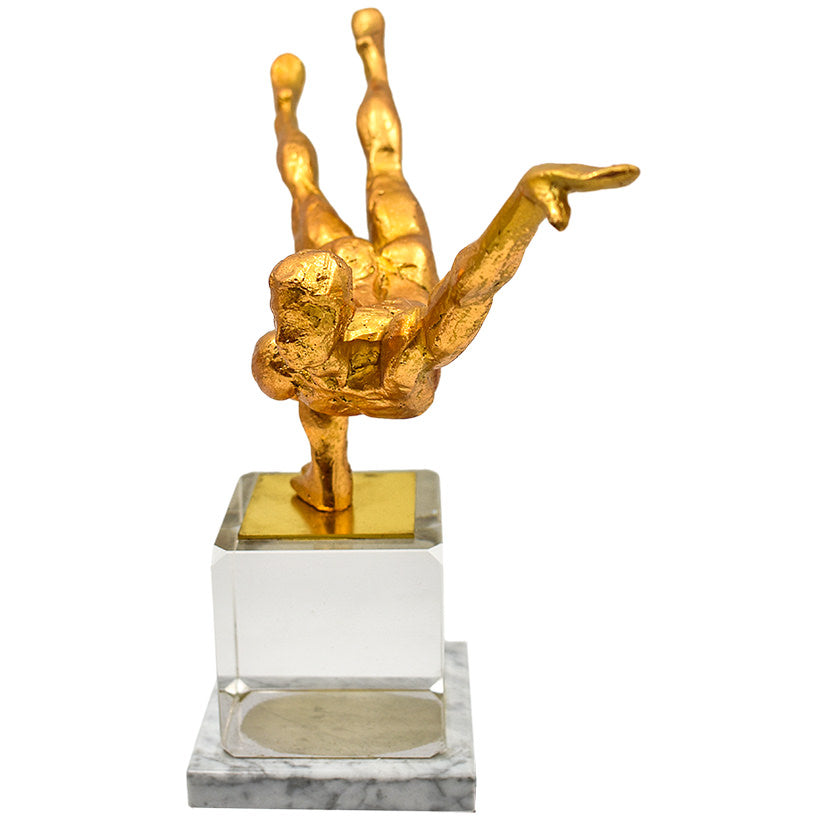 Golden Elegance – Exquisite Figurine for Timeless Décor