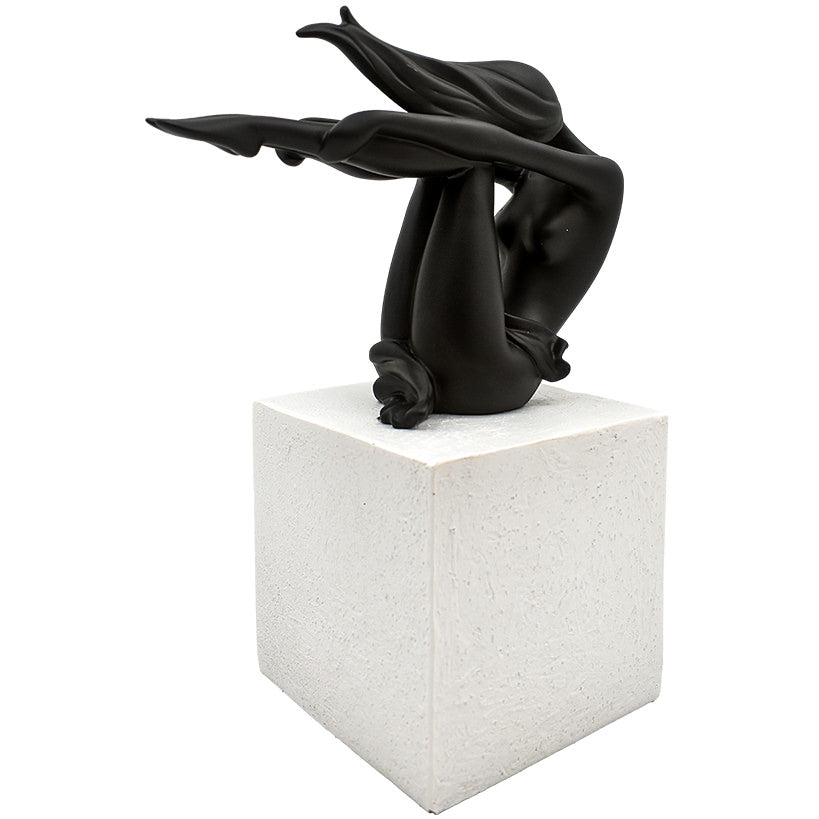 Elegant Women Figurine – Timeless Sophistication for Your Space