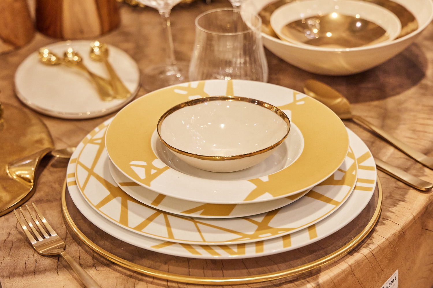 AURUM SOLIS 24-Piece Elegant Dinnerware Set