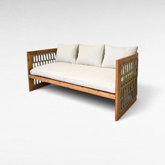 Καναπές Chora Barefoot Luxury Living από ξύλο τικ με γκρι σχοινί και λευκά μαξιλάρια σε μοντέρνο σχεδιασμό