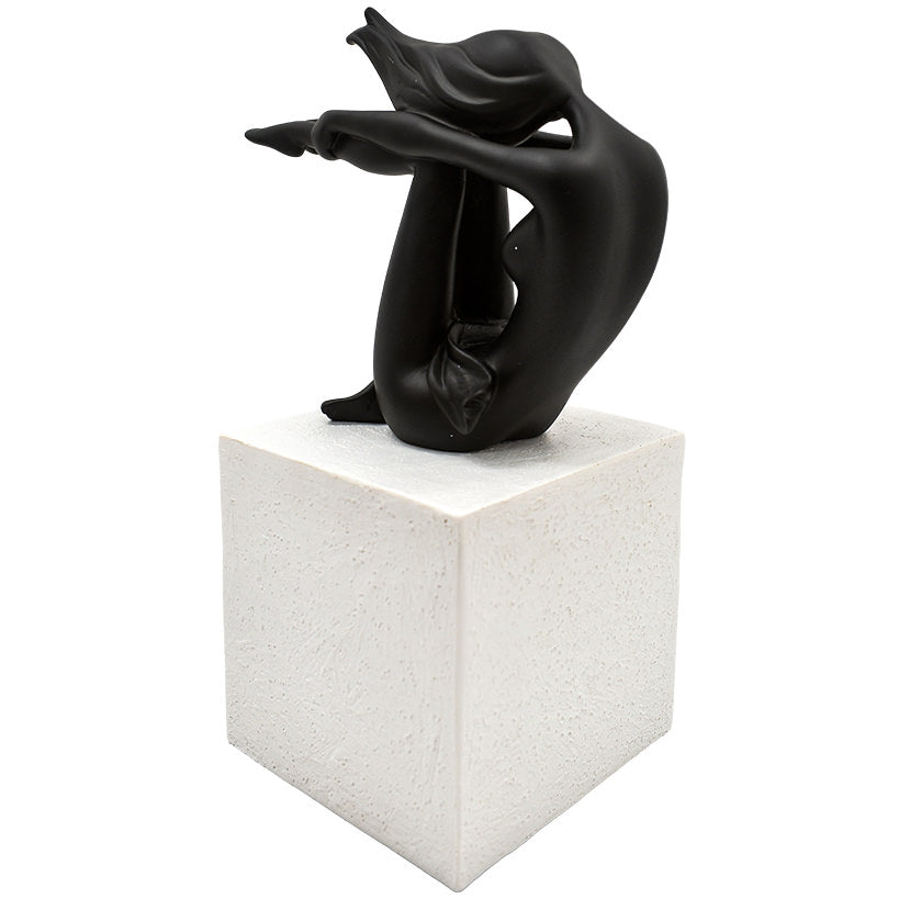 Elegant Women Figurine – Timeless Sophistication for Your Space