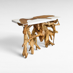 Χειροποίητη κονσόλα Chora Barefoot Luxury Living από ξύλο teak με λευκή ρητίνη και φυσική βάση από ρίζες δέντρου.