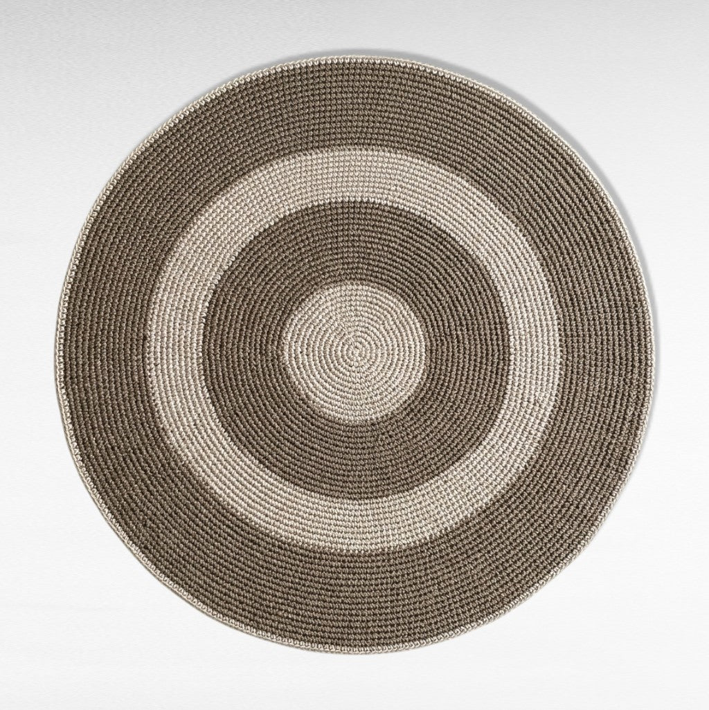 Chora Barefoot Luxury Living round rope carpet in natural and off-white concentric circles, 200x200cm.