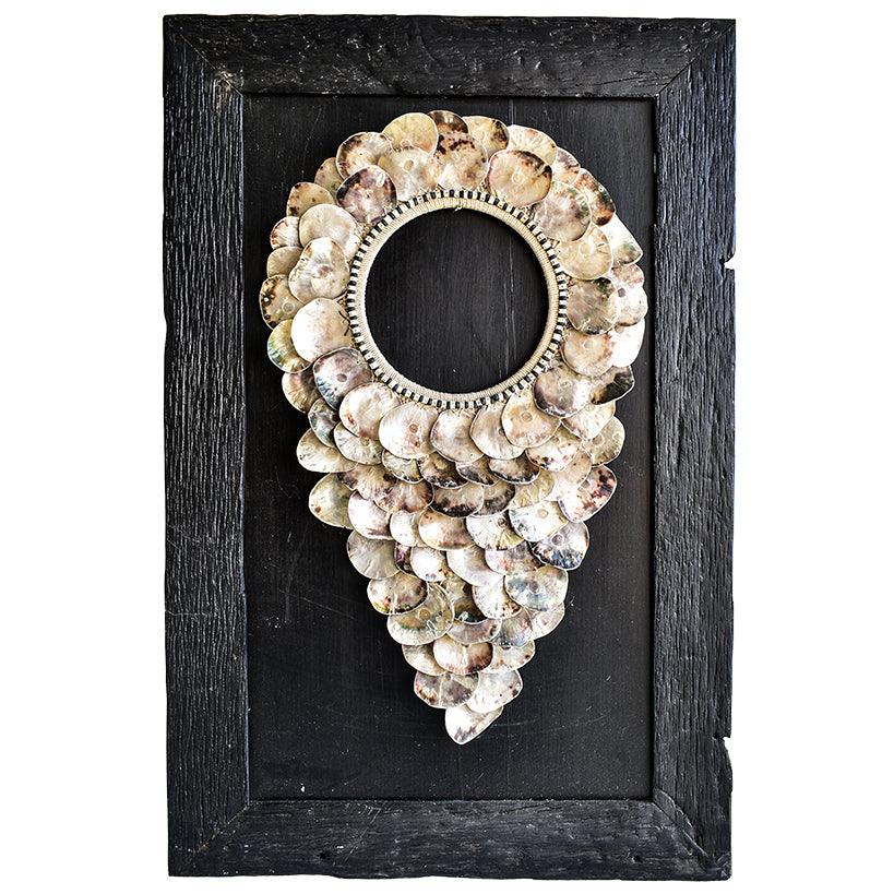 SHELL NECKLACE WITH FRAME 90x2x140cm