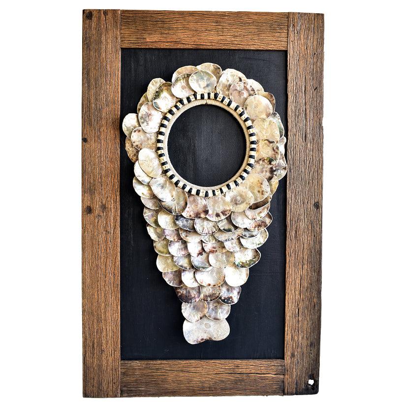 SHELL NECKLACE WITH FRAME 85x4x140cm